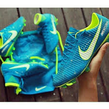 Bahagian atas kasut ini menggunakan bahan atau material sintetik dan juga 'breathable mesh'. Compra Kasut Bola Nike Hypervenom Baru
