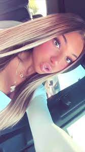 Sara Brownlee's Instagram, Twitter & Facebook