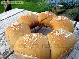 Pane, pane alle noci, pane con il fornetto versilia, pane sul fornello. Ruota Di Pane Con Pasta Madre Nel Fornetto Versilia