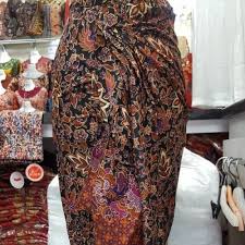 Kain jarik, merupakan sebutan dalam bahasa jawa untuk kain yang mempunyai motif batik dengan berbagai corak. Kain Jarik Gendongan Samping Depan Belakang Kain Gendong Batik Stroller Alat Bantu Bawa Bayi Gendongan Bayi Ibu Bayi Tokopedia Com Inkuiri Com