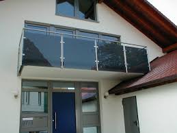 Tolle Ideen Und Passende Materialien Zur Balkonverkleidung Zenideen Modern Flachstahl Balkonumrandung Balkonverkleidung Balkon Gelander Design Balkon Glas