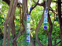 Ein Weidentipi Mit Gartendeko Aus Beton Und Mosaik Mosaik Gartendeko Aus Beton Garten Deko