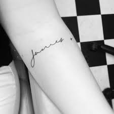 Ecriture tatouage, tatouage prenom, mais aussi motifs en tous genres, tout. 15 Inspirations Pour Un Tatouage Prenom Tatouage Prenom Tatouage Prenom Poignet Tatouage Prenom Avant Bras