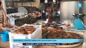 It is a fairly broad term which may include items that would be called cakes, cookies, dumplings, pudding, biscuits, or pastries in english and are usually made from rice or glutinous rice. Kuih Bakul Penyeri Sambutan Tahun Baharu Cina Youtube
