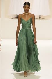 Visualizza altre idee su abito dior, dior, abiti. Sfilata Christian Dior Parigi Alta Moda Autunno Inverno 2018 19 Vogue Abiti Plisse Abiti Idee Di Moda