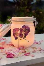 Make Lanterns From Preserving Jars And Pressed Flowers Themselves Windlichter Basteln Glas Windlichter Basteln Sommer Diy Laternen
