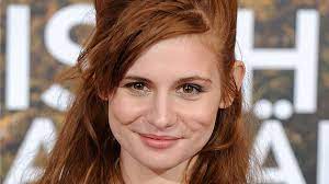 „stühle im schnee erzählt die geschichte einer flucht, der flucht eines jungen mädchens in die welt der phantasie, um ihrem vergewaltiger zu entrinnen. Josefine Preuss Bilder Infos Biografie