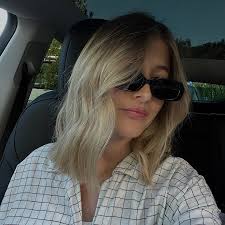 Ellie Watson's Instagram, Twitter & Facebook