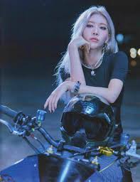 220129 LOONA No somos amigas Versión Kim Lip. Escaneos del Photobook : r LOONA