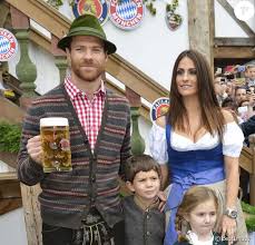 Comme annoncé hier, le champion d'allemagne et d'europe a retiré son offre face aux prétentions de l'autrichien. Xabi Alonso Et Arjen Robben En Famille Les Stars Du Bayern Fetent La Biere Purepeople