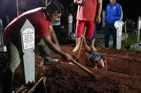 Linda mengangguk saat aku meminta ijin untuk mulai menggoyang. Tanah Di Sekitar Makam Bj Habibie Terasa Berbeda Dari Biasanya Begini Kisahnya Si Penggali Liang Lahat Semua Halaman Idea