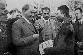 Cumhurbaskani Gazi Pasa Mustafa Kemal Ataturk Sinav Sonucunda Basarili Olan Gence Mendilini Hediye Ederken 25 Mayis 1933 Fotograf Resimler Resim
