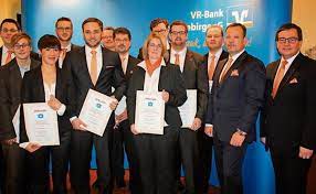 Mit ihrer hilfe können andere von erfahrungsberichten aus erster hand profitieren! Marktredwitz Vr Bank Dankt Fur Treue Und Leistung Startseite Frankenpost