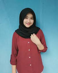 3 915 gambar gambar gratis dari orang tua. Gambar Mungkin Berisi 1 Orang Berdiri Dan Dekat Model Pakaian Hijab Model Pakaian Jilbab Cantik