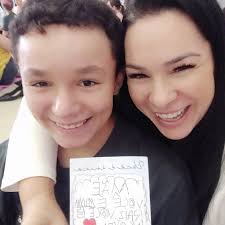 Pai, com seu exemplo, aprendi a importância da honestidade, do trabalho  árduo, da disciplina e da bondade. Sua força e determinação me inspiram  diariamente a ser uma pessoa melhor. Te amo! Feliz