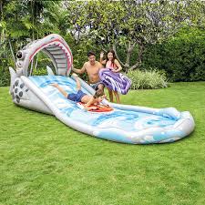 Giwagiochi.it � un negozio specializzato nella vendita online di giochi da esterno e giardino per bambini e pavimentazioni di sicurezza per locali pubblici e privati. Pista Gonfiabile Da Giardino Intex Con 2 Tavole Da Surf Per Bambini Da 6 Anni In Su Per Scivolare Sull Acqua Con 2 Manici In Pvc Rigido Intex 57159