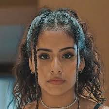 Chantell Flores's Instagram, Twitter & Facebook