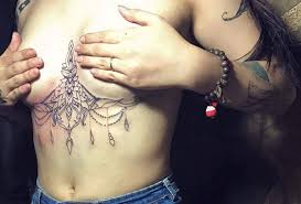 Nữ diễn viên thu quỳnh mới khoe hình xăm là một chú cá heo xanh ở ngay chân ngực. Hinh Xam Duoi Nguc