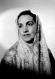 Enedina Díaz de León, actriz, viste blusa con estampado en flores, retrato | Mediateca INAH