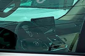 Перед водителем находится огромный монолитный сенсорный дисплей, в левой части которого приборный щиток, а в. Pochti Prikosnutsya Calon Toyota Land Cruiser 300 Pokazali Na Zhivyh Foto Lenta News