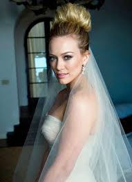 Hilary duff sa constellation est balance et elle a 33 ans aujourd'hui. Hilary Duff In Her Wedding Gown Hilary Duff Skinny Vs Curvy Hochzeitsfrisuren Frisur Hochzeit Brautfrisur