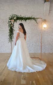 Maybe you would like to learn more about one of these? Off The Shoulder Brautkleid In Plus Size Mit Abnehmbarer Schleppe Stella York Brautkleider