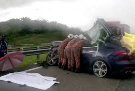 Azman bekerja sebagai penyelia syarikat dan sentiasa bekerja di berbagai cawangan. Kapten Kapal Maut Kemalangan Dua Kenderaan Di Lpt2 Astro Awani