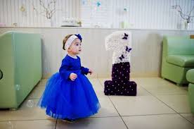 Check spelling or type a new query. Bebe Nina Linda En El Vestido Azul Cerca De 1 Ano Numero De Cumpleanos Fotos Retratos Imagenes Y Fotografia De Archivo Libres De Derecho Image 76698026