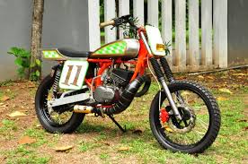 Tampilan warna kuning metalik dengan jari jari ruji di crome disertai tempat oli yang minimalis membuat tampak artistik. Motor Tukang Jambret Tobat Yamaha Rx King Berubah Aliran Jadi Flat Tracker Semua Halaman Motorplus