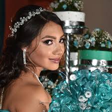 Celebra feliz sus quince