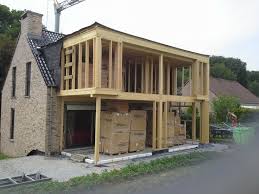 Unsere Hauser Sind Das Ergebnis Einer Grossen Erfahrung Auf Dem Gebiet Von Holzbausystemen Vom Gestelltyp Stehbal In 2020 Haus Erweiterungen Anbau Haus Haus Aufstocken
