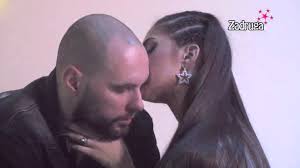 NE MOŽE DA SE OBUZDA! Anđela ne krije koliko želi Zvezdana, pred punim  kazinom počela da ga obasipa VRELIM POLJUPCIMA! (VIDEO)