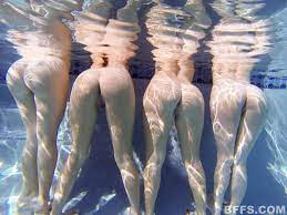 Mujeres se bañan desnudas en la piscina y follan entre ellas 