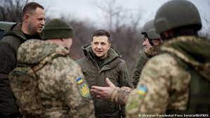 Президент украины владимир зеленский заявил, что рассматривает возможность проведения всеукраинского референдума по вопросу урегулирования ситуации на востоке страны. Prezident Ukrainy Zelenskij Posetil Peredovuyu V Donbasse Novosti Iz Germanii Ob Ukraine Dw 08 04 2021
