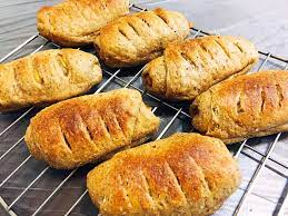 德腸乳酪麵包捲 乾料 老爺爺麵包預拌粉半包 內附酵母半包 椰糖20g 黃金亞麻子粉20g 洋車前子粉20g 適量海鹽 洋蔥粉 義式香料粉 黑胡椒濕料 全蛋1顆 奶油15g 無糖優格20cc 鮮奶油120cc 開水120cc 酵母 開水 椰糖先混合 攪拌靜置10 15分鐘 再將 food