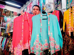 Terpengaruh dengan budaya pemakaian orang melayu. Kebaya Nyonya Tidak Ditelan Zaman