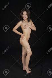 Bella Y Mujer Japonesa Posando Desnuda Y Desnudo Implícita Sobre Un Fondo  Negro Fotos, retratos, imágenes y fotografía de archivo libres de derecho.  Image 8703046