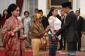 Cuaca di luar tenda cerah. Presiden Jokowi Beri Gelar Pahlawan Kepada Enam Tokoh Antara News