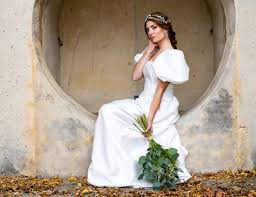 Fav y rt si te enamoran. Emma La Novia Con Capa Protagonista Del Ultimo Editorial De Las Bodas De Tatin