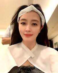 이 시절에 하도 스케줄이 많으니 김혜수 측에서는 역을 고사하려 했는데 캐스팅하는 사람들이 제발 맡아달라고 집 앞에서 진을 치고 통사정을 해대는 바람에 어쩔 수. ì‹œì‚¬ ì´ìŠˆ ìœ ë¨¸ ì¸ìŠ¤íƒ€ê·¸ëž¨ ì‹œìž'í•œ ê¹€í˜œìˆ˜