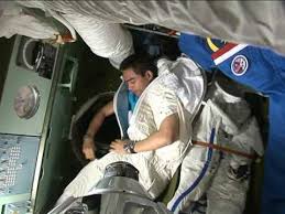 Encyclopedia britannica , 23 jul. Dr Sheikh Muszaphar Shukor Showing How He Sleeps In Outer Space From Muslim In Space Dvd Youtube