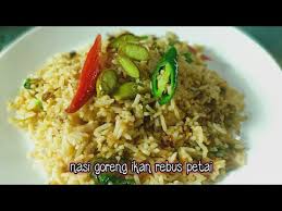 Ada nasi goreng, capcay goreng hingga capcay rebus yang menggugah selera. Nasi Goreng Ikan Goreng Sedap