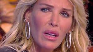 Elle serait actuellement sdf… d'abord mannequin, à 21 ans, ophélie winter a signé un énorme tube en 1995 avec son morceau dieu m'a donné la foi , suivi des singles shame on u et le. La Photo Choc D Ophelie Winter Au Plus Mal Devenue Sdf Et Recherchee Par La Police