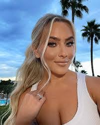 Dominique Weller's Instagram, Twitter & Facebook