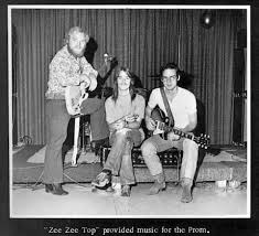 Known for his bushy beard and sunglasses. Zz Top A Very Young Billy Gibbons Dusty Hill And Frank Beard In A Photo For A Texas Prom Round Circa 1970 9gag