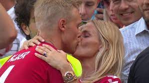 Aka, rozehnal is extremely sassy, enyeama is crazy and simon is his shy little self. Simon Kjaers Kone Forkaeler Sa Fraek Er Hun Om Morgenen Footy Dk