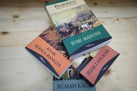 Rumah kaca dibangun dengan desain khusus, dimana struktur bangunannya didominasi oleh material yang terbuat dari bahan gelas atau kaca. Bumi Manusia Dan Coretan Pram Di Era Kolonialisme Halaman All Kompas Com