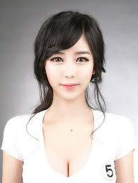 Tuy nhiên khi quan sát kỹ sẽ thấy rằng, gương mặt Lee Hee Kyung có một nét gì đó rất mềm mại, dễ thương, còn Lee Soo Bin lại toát lên một vẻ mạnh mẽ, ... - 1377141946-song-sinh-3