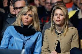 GALERIE FOTO Pare mai TÂNĂRĂ ca iubita fiului ei. SECRETUL unei mame care  arată ca la 20 de ani, deşi are aproape 50