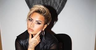 Born august 20, 1992) is an american singer, songwriter, actress, and executive producer. Demi Lovato Debuts Blond Pixie Haircut November 2020 Popsugar Beauty